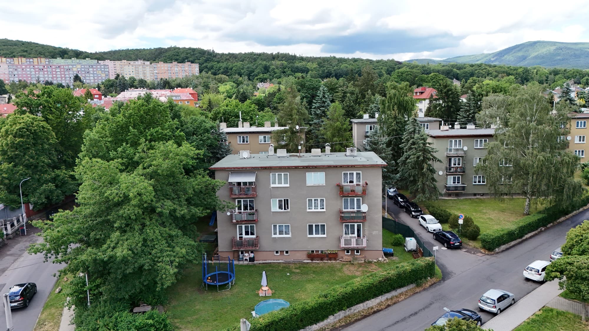 Cihlový dům s výhledem na Krušné hory — letecký pohled